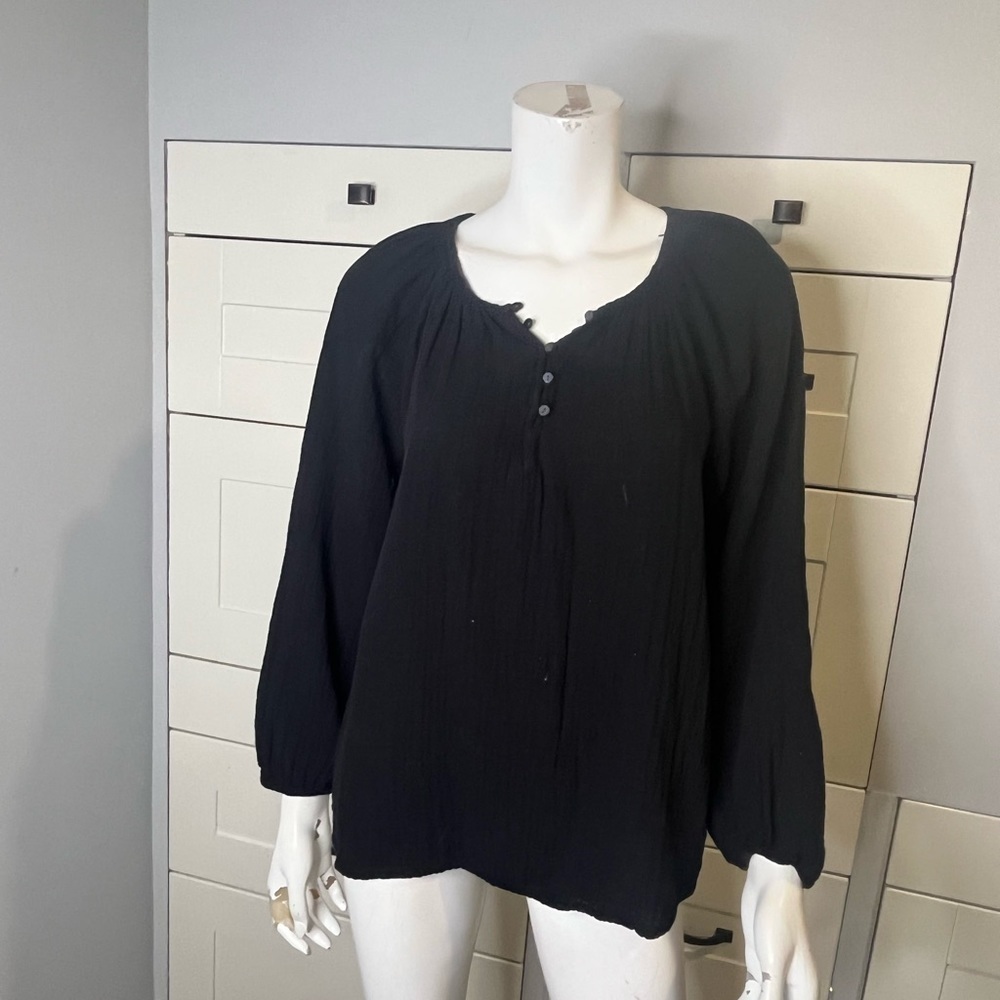 Old Navy. Size medium. Peasant top. Button up. Black. Textured. Stretch.